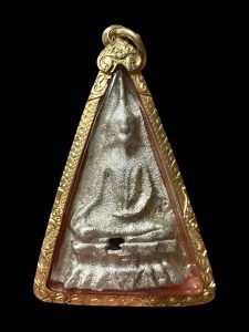 พระนางพญาเหล็กเปียกพิมพ์ใหญ่ ปี 2518  พระสวยเดิม..พิเศษฝังพลอยสร้างน้อย