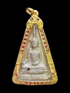 พระนางพญาเหล็กเปียก ปี 2518 พิมพ์ใหญ่นิยม..ฝังพลอย..สวยเดิม